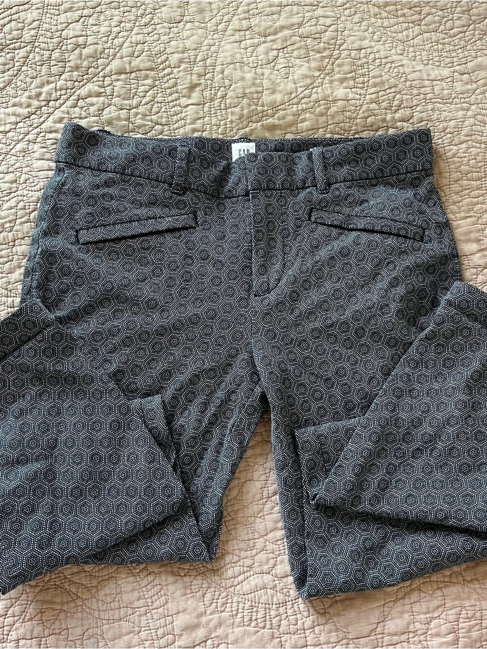Fitted GAP gray & black hexagon patterned skinny ankle pants in size 4 Regular.